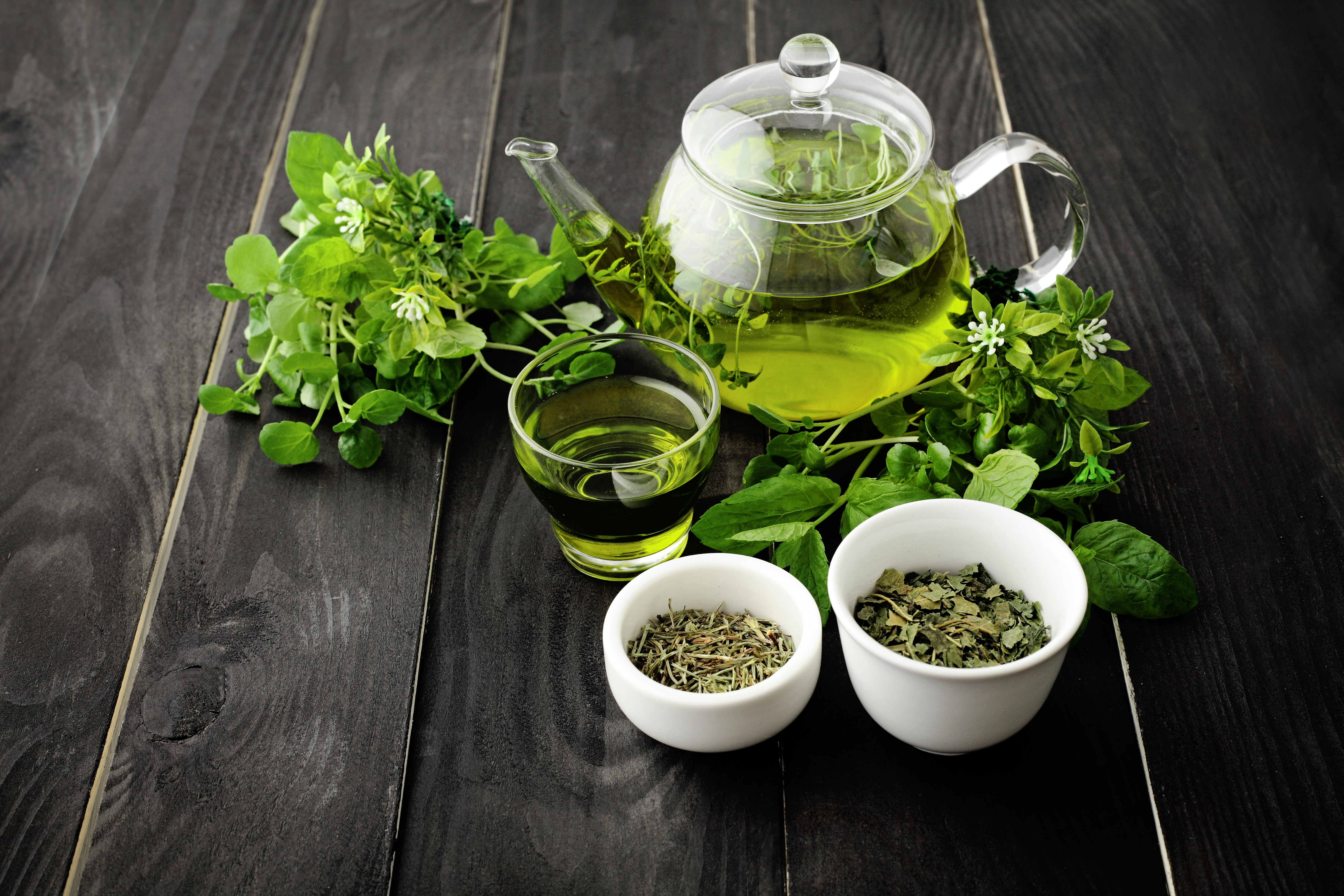 Чайная листва. Зеленый чай Тархун. Чай с тархуном. Чайный лист. Листики чая.